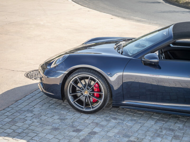 Jante alliage avec étriers rouges – PORSCHE – 911 992 4S Cabriolet – 2021 – Bleu Nuit Métallisé – 450 ch – Flat 6 Bi-Turbo – 19 900 km – Transmission : Sequentielle – Origine France – Privaty Cars – Reprise de voitures de sport et collection à 2 heures de Paris en TGV