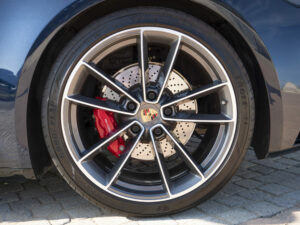 Jantes – PORSCHE – 911 992 4S Cabriolet – 2021 – Bleu Nuit Métallisé – 450 ch – Flat 6 Bi-Turbo – 19 900 km – Transmission : Sequentielle – Origine France – Privaty Cars – Vente de voitures de prestige d’occasion entre Bordeaux et Nantes