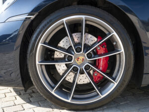 Jantes avec étriers de frein rouges – PORSCHE – 911 992 4S Cabriolet – 2021 – Bleu Nuit Métallisé – 450 ch – Flat 6 Bi-Turbo – 19 900 km – Transmission : Sequentielle – Origine France – Privaty Cars – Commerce de voitures de sport luxe et premium à 2 heures de Paris en TGV