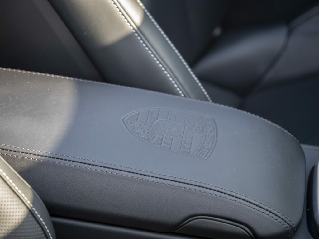 Accoudoir en cuir avec logo – PORSCHE – 911 992 4S Cabriolet – 2021 – Bleu Nuit Métallisé – 450 ch – Flat 6 Bi-Turbo – 19 900 km – Transmission : Sequentielle – Origine France – Privaty Cars – Rachat cash de voitures de sport d’occasion proche de Bordeaux