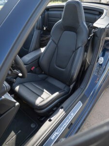 Sièges baquets en cuir – PORSCHE – 911 992 4S Cabriolet – 2021 – Bleu Nuit Métallisé – 450 ch – Flat 6 Bi-Turbo – 19 900 km – Transmission : Sequentielle – Origine France – Privaty Cars – Vente de voitures de prestige d’occasion en Charente-Maritime