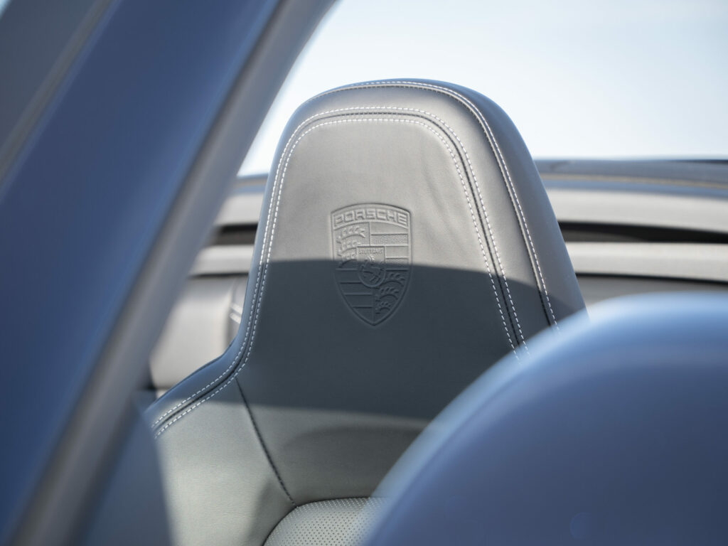 Sièges – PORSCHE – 911 992 4S Cabriolet – 2021 – Bleu Nuit Métallisé – 450 ch – Flat 6 Bi-Turbo – 19 900 km – Transmission : Sequentielle – Origine France – Privaty Cars – Courtage automobile pour véhicules exclusifs près de Niort