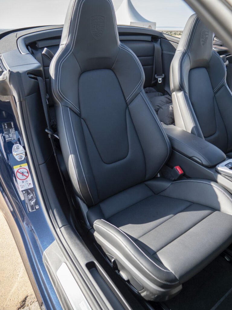 Sièges baquets en cuir – PORSCHE – 911 992 4S Cabriolet – 2021 – Bleu Nuit Métallisé – 450 ch – Flat 6 Bi-Turbo – 19 900 km – Transmission : Sequentielle – Origine France – Privaty Cars – Vente de voitures de prestige d’occasion à 2 heures de Paris en TGV