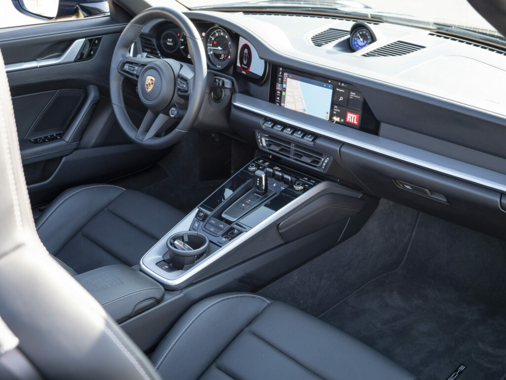 Tableau de bord – PORSCHE – 911 992 4S Cabriolet – 2021 – Bleu Nuit Métallisé – 450 ch – Flat 6 Bi-Turbo – 19 900 km – Transmission : Sequentielle – Origine France – Privaty Cars – Expert des modèles PORSCHE proche de Bordeaux