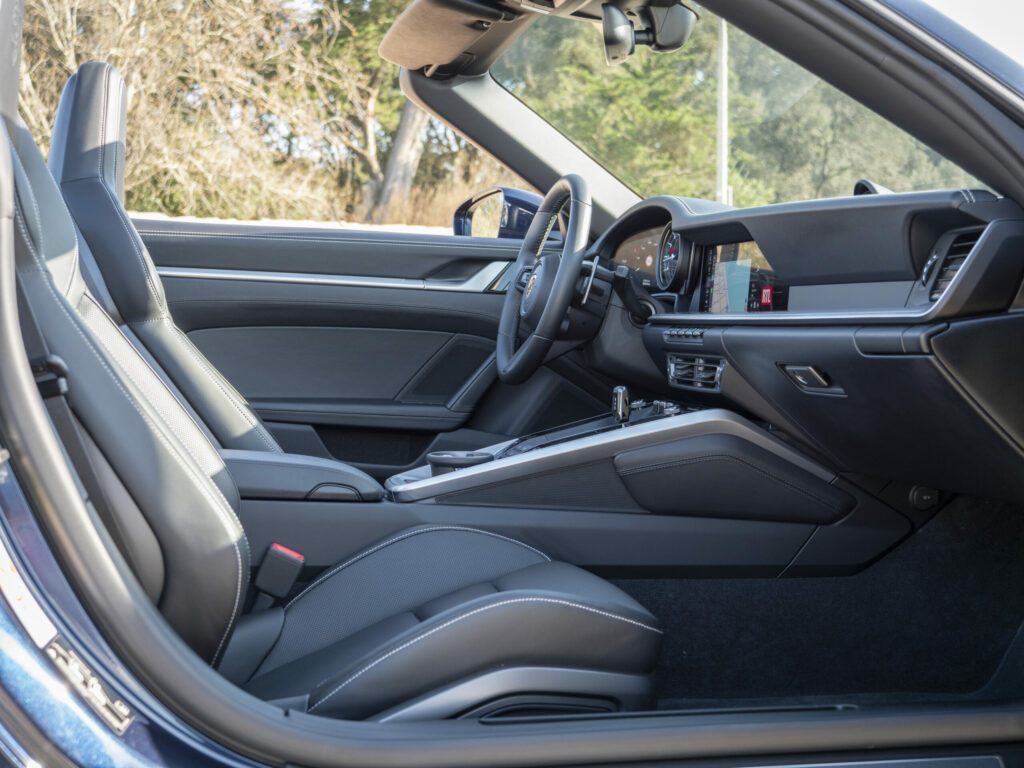 Sièges en cuir sport – PORSCHE – 911 992 4S Cabriolet – 2021 – Bleu Nuit Métallisé – 450 ch – Flat 6 Bi-Turbo – 19 900 km – Transmission : Sequentielle – Origine France – Privaty Cars – Recherche personnalisée de modèles PORSCHE près de Poitiers