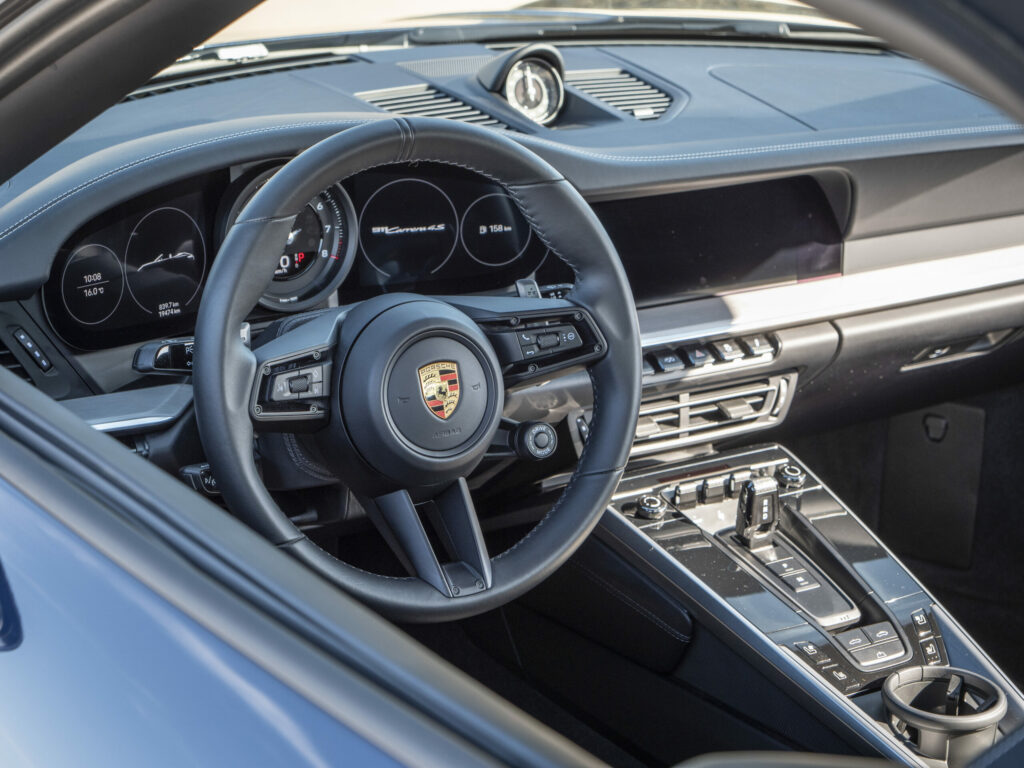 Tableau de bord – PORSCHE – 911 992 4S Cabriolet – 2021 – Bleu Nuit Métallisé – 450 ch – Flat 6 Bi-Turbo – 19 900 km – Transmission : Sequentielle – Origine France – Privaty Cars – Spécialiste des voitures de sport d’occasion dans l’Ouest de la France