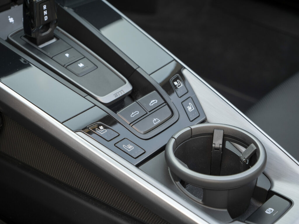 Console centrale avec commandes intégrées – PORSCHE – 911 992 4S Cabriolet – 2021 – Bleu Nuit Métallisé – 450 ch – Flat 6 Bi-Turbo – 19 900 km – Transmission : Sequentielle – Origine France – Privaty Cars – Rachat cash de voitures PORSCHE près de Niort