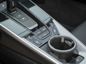 Console centrale avec commandes intégrées – PORSCHE – 911 992 4S Cabriolet – 2021 – Bleu Nuit Métallisé – 450 ch – Flat 6 Bi-Turbo – 19 900 km – Transmission : Sequentielle – Origine France – Privaty Cars – Rachat cash de voitures PORSCHE près de Niort