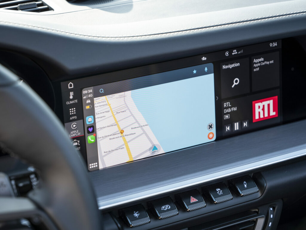 Écran central avec navigation – PORSCHE – 911 992 4S Cabriolet – 2021 – Bleu Nuit Métallisé – 450 ch – Flat 6 Bi-Turbo – 19 900 km – Transmission : Sequentielle – Origine France – Privaty Cars – Spécialiste des supercars d’occasion dans l’Ouest de la France