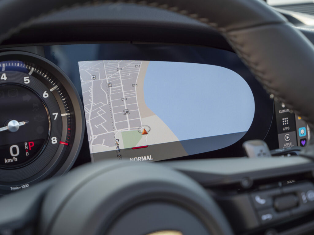 Tableau de bord avec écran de navigation – PORSCHE – 911 992 4S Cabriolet – 2021 – Bleu Nuit Métallisé – 450 ch – Flat 6 Bi-Turbo – 19 900 km – Transmission : Sequentielle – Origine France – Privaty Cars – Recherche personnalisée de modèles PORSCHE en Nouvelle-Aquitaine