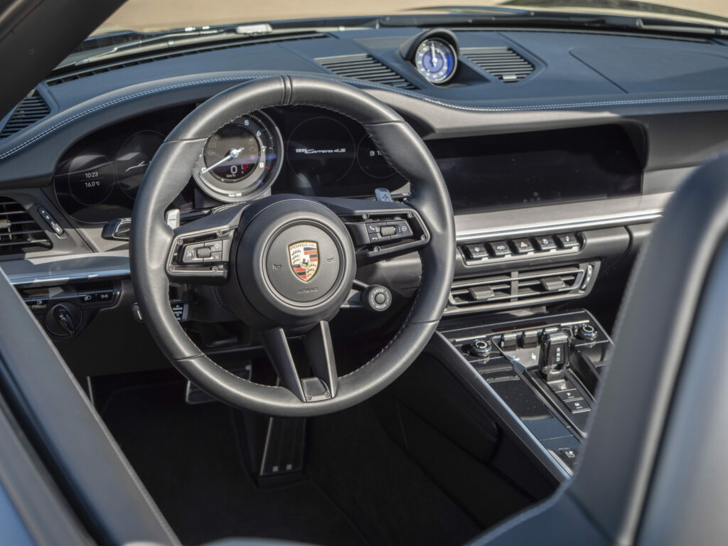 Tableau de bord – PORSCHE – 911 992 4S Cabriolet – 2021 – Bleu Nuit Métallisé – 450 ch – Flat 6 Bi-Turbo – 19 900 km – Transmission : Sequentielle – Origine France – Privaty Cars – Négoce de véhicules GT et sportives d’exception dans l’Ouest de la France