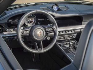 Tableau de bord – PORSCHE – 911 992 4S Cabriolet – 2021 – Bleu Nuit Métallisé – 450 ch – Flat 6 Bi-Turbo – 19 900 km – Transmission : Sequentielle – Origine France – Privaty Cars – Négoce de véhicules GT et sportives d’exception dans l’Ouest de la France