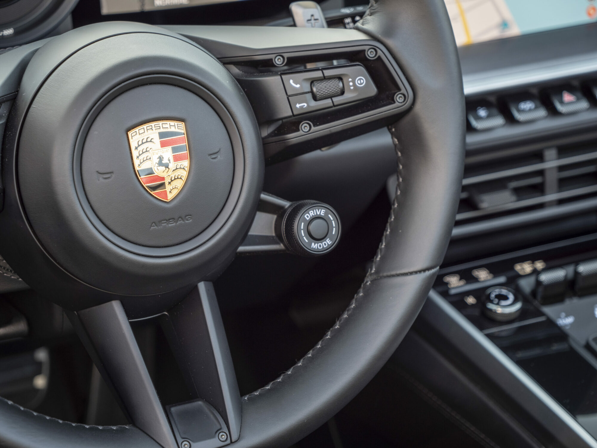 Volant – PORSCHE – 911 992 4S Cabriolet – 2021 – Bleu Nuit Métallisé – 450 ch – Flat 6 Bi-Turbo – 19 900 km – Transmission : Sequentielle – Origine France – Privaty Cars – Courtage automobile pour véhicules exclusifs à 2 heures de Paris en TGV