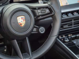 Volant – PORSCHE – 911 992 4S Cabriolet – 2021 – Bleu Nuit Métallisé – 450 ch – Flat 6 Bi-Turbo – 19 900 km – Transmission : Sequentielle – Origine France – Privaty Cars – Courtage automobile pour véhicules exclusifs à 2 heures de Paris en TGV