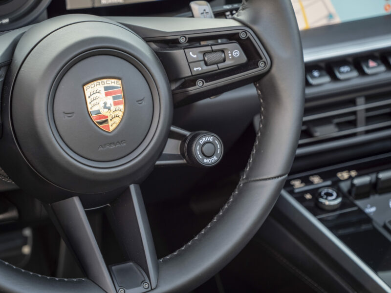 Volant – PORSCHE – 911 992 4S Cabriolet – 2021 – Bleu Nuit Métallisé – 450 ch – Flat 6 Bi-Turbo – 19 900 km – Transmission : Sequentielle – Origine France – Privaty Cars – Courtage automobile pour véhicules exclusifs à 2 heures de Paris en TGV