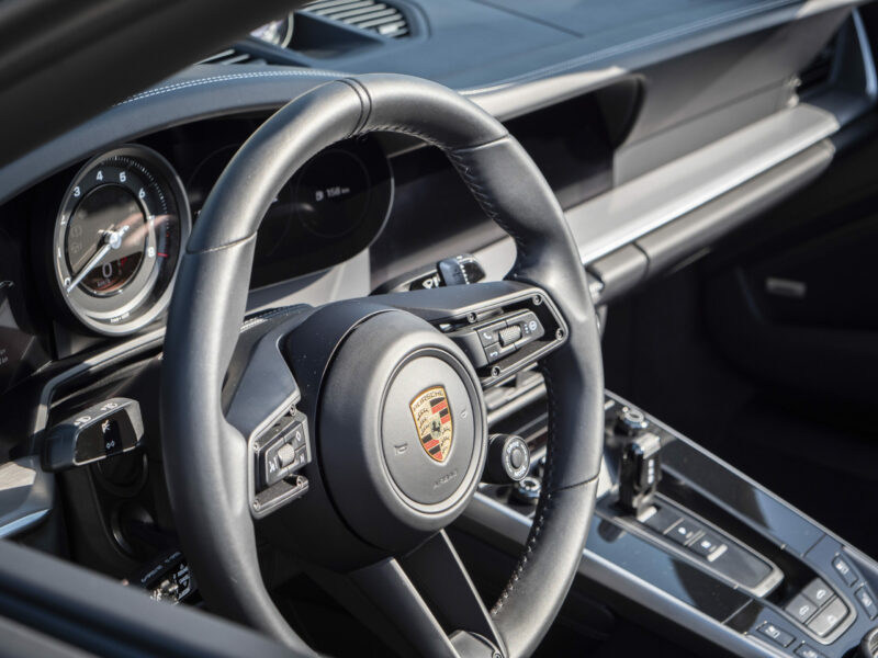 Volant – PORSCHE – 911 992 4S Cabriolet – 2021 – Bleu Nuit Métallisé – 450 ch – Flat 6 Bi-Turbo – 19 900 km – Transmission : Sequentielle – Origine France – Privaty Cars – Conciergerie automobile pour véhicules de sport proche de Nantes