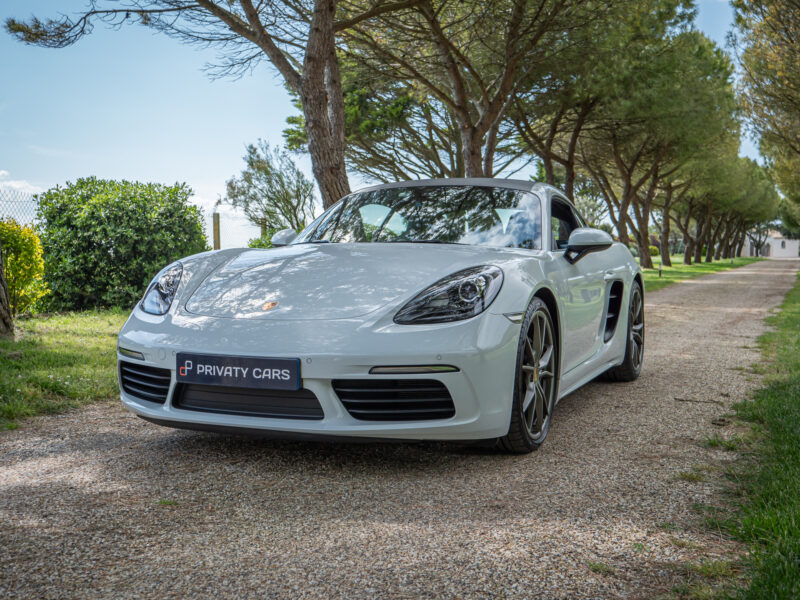 À vendre – PORSCHE – 718 CAYMAN – 2017 – Blanc Métallisé – 28 900 km – 300 ch – Flat 4 Turbo – Transmission : Sequentielle – Photo principale – Origine France – Privaty Cars – Importation de véhicules de prestige et sportifs entre Bordeaux et Nantes