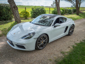 À vendre – PORSCHE – 718 CAYMAN – 2017 – Blanc Métallisé – 28 900 km – 300 ch – Flat 4 Turbo – Transmission : Sequentielle – Vue principale – Origine France – Privaty Cars – Rachat immédiat de véhicules de prestige en Charente-Maritime