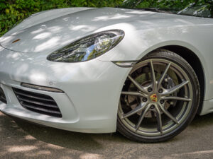 Jante alliage à plusieurs branches – PORSCHE – 718 CAYMAN – 2017 – Blanc Métallisé – 300 ch – Flat 4 Turbo – 28 900 km – Transmission : Sequentielle – Origine France – Privaty Cars – Spécialiste PORSCHE d’occasion proche de Bordeaux