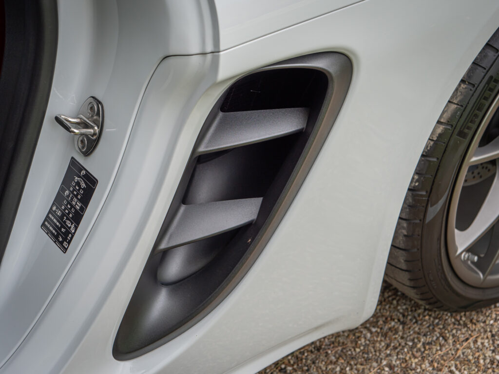 Prise d'air latérale avec grilles – PORSCHE – 718 CAYMAN – 2017 – Blanc Métallisé – 300 ch – Flat 4 Turbo – 28 900 km – Transmission : Sequentielle – Origine France – Privaty Cars – Service de courtage et recherche automobile premium près de Niort