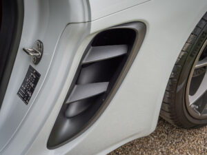 Prise d'air latérale avec grilles – PORSCHE – 718 CAYMAN – 2017 – Blanc Métallisé – 300 ch – Flat 4 Turbo – 28 900 km – Transmission : Sequentielle – Origine France – Privaty Cars – Service de courtage et recherche automobile premium près de Niort