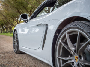 Jante alliage gris avec pneus Pirelli – PORSCHE – 718 CAYMAN – 2017 – Blanc Métallisé – 300 ch – Flat 4 Turbo – 28 900 km – Transmission : Sequentielle – Origine France – Privaty Cars – Reprise de voitures de sport et collection en Nouvelle-Aquitaine