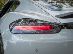 Feu arrière avec éclairage LED – PORSCHE – 718 CAYMAN – 2017 – Blanc Métallisé – 300 ch – Flat 4 Turbo – 28 900 km – Transmission : Sequentielle – Origine France – Privaty Cars – Conciergerie automobile pour véhicules de sport en Nouvelle-Aquitaine