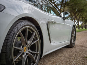 Jante alliage avec pneus Pirelli – PORSCHE – 718 CAYMAN – 2017 – Blanc Métallisé – 300 ch – Flat 4 Turbo – 28 900 km – Transmission : Sequentielle – Origine France – Privaty Cars – Spécialiste indépendant Porsche, Ferrari et McLaren proche de Nantes