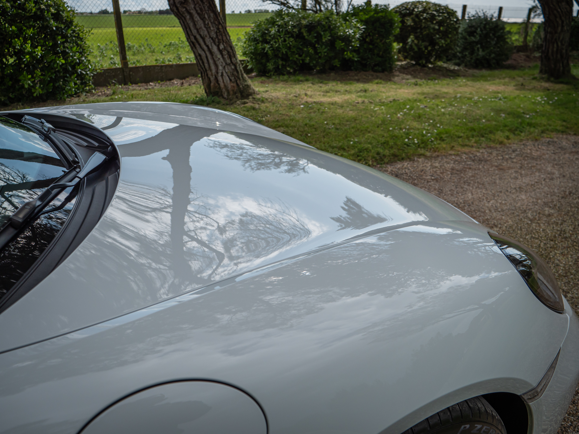 Capot avec reflets lumineux – PORSCHE – 718 CAYMAN – 2017 – Blanc Métallisé – 300 ch – Flat 4 Turbo – 28 900 km – Transmission : Sequentielle – Origine France – Privaty Cars – Dépôt-vente sécurisé de véhicules de prestige en Charente-Maritime