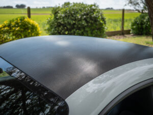 Toit en fibre de carbone – PORSCHE – 718 CAYMAN – 2017 – Blanc Métallisé – 300 ch – Flat 4 Turbo – 28 900 km – Transmission : Sequentielle – Origine France – Privaty Cars – Vente de voitures de prestige d’occasion à 2 heures de Paris en TGV