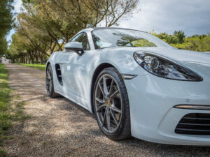 Jante alliage gris foncé – PORSCHE – 718 CAYMAN – 2017 – Blanc Métallisé – 300 ch – Flat 4 Turbo – 28 900 km – Transmission : Sequentielle – Origine France – Privaty Cars – Achat et vente de voitures de luxe d’occasion dans l’Ouest de la France