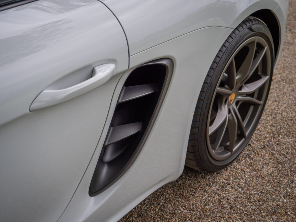 Prise d'air latérale avec grille – PORSCHE – 718 CAYMAN – 2017 – Blanc Métallisé – 300 ch – Flat 4 Turbo – 28 900 km – Transmission : Sequentielle – Origine France – Privaty Cars – Recherche personnalisée de voitures de sport d’occasion en Charente-Maritime