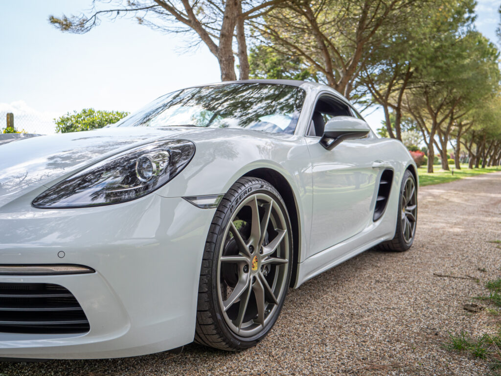 Phares avant avec design angulaire – PORSCHE – 718 CAYMAN – 2017 – Blanc Métallisé – 300 ch – Flat 4 Turbo – 28 900 km – Transmission : Sequentielle – Origine France – Privaty Cars – Chasseur de voitures de sport sur mesure dans l’Ouest de la France