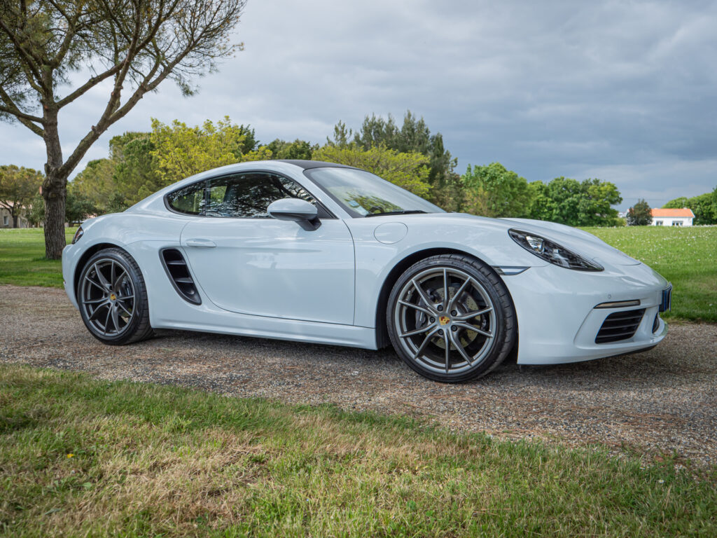 Vue latérale avec jantes sportives – PORSCHE – 718 CAYMAN – 2017 – Blanc Métallisé – 300 ch – Flat 4 Turbo – 28 900 km – Transmission : Sequentielle – Origine France – Privaty Cars – Sélection de véhicules PORSCHE disponibles près de Poitiers