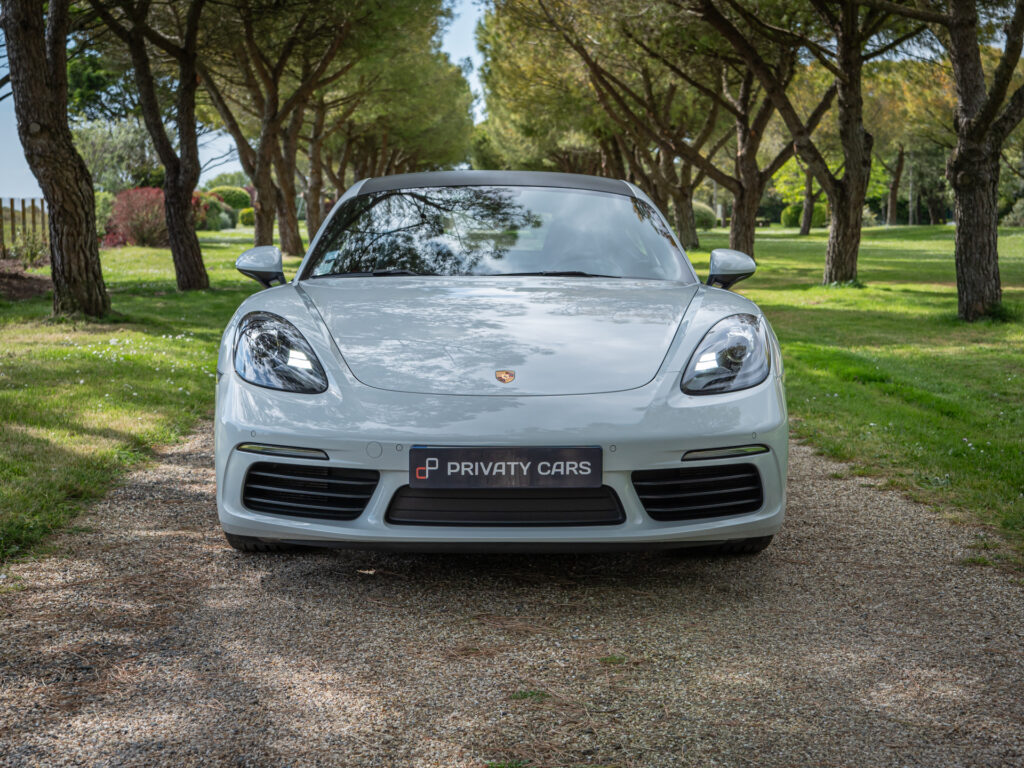Vue avant avec phares LED – PORSCHE – 718 CAYMAN – 2017 – Blanc Métallisé – 300 ch – Flat 4 Turbo – 28 900 km – Transmission : Sequentielle – Origine France – Privaty Cars – Spécialiste PORSCHE d’occasion à La Rochelle