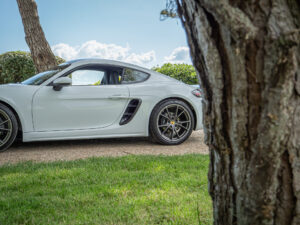 Vue latérale avec jantes sportives – PORSCHE – 718 CAYMAN – 2017 – Blanc Métallisé – 300 ch – Flat 4 Turbo – 28 900 km – Transmission : Sequentielle – Origine France – Privaty Cars – Commerce de voitures de sport luxe et premium à La Rochelle