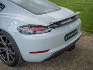 Aileron arrière avec feux LED – PORSCHE – 718 CAYMAN – 2017 – Blanc Métallisé – 300 ch – Flat 4 Turbo – 28 900 km – Transmission : Sequentielle – Origine France – Privaty Cars – Vente de voitures de prestige d’occasion proche de Bordeaux