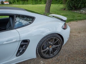 Aileron arrière et jante sportive – PORSCHE – 718 CAYMAN – 2017 – Blanc Métallisé – 300 ch – Flat 4 Turbo – 28 900 km – Transmission : Sequentielle – Origine France – Privaty Cars – Expert des modèles PORSCHE près de Poitiers