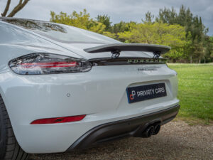 Aileron arrière avec feux LED – PORSCHE – 718 CAYMAN – 2017 – Blanc Métallisé – 300 ch – Flat 4 Turbo – 28 900 km – Transmission : Sequentielle – Origine France – Privaty Cars – Courtage automobile pour véhicules exclusifs proche de Nantes
