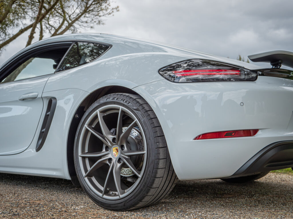 Jante alliage gris foncé – PORSCHE – 718 CAYMAN – 2017 – Blanc Métallisé – 300 ch – Flat 4 Turbo – 28 900 km – Transmission : Sequentielle – Origine France – Privaty Cars – Spécialiste des sportives d’occasion près de Poitiers