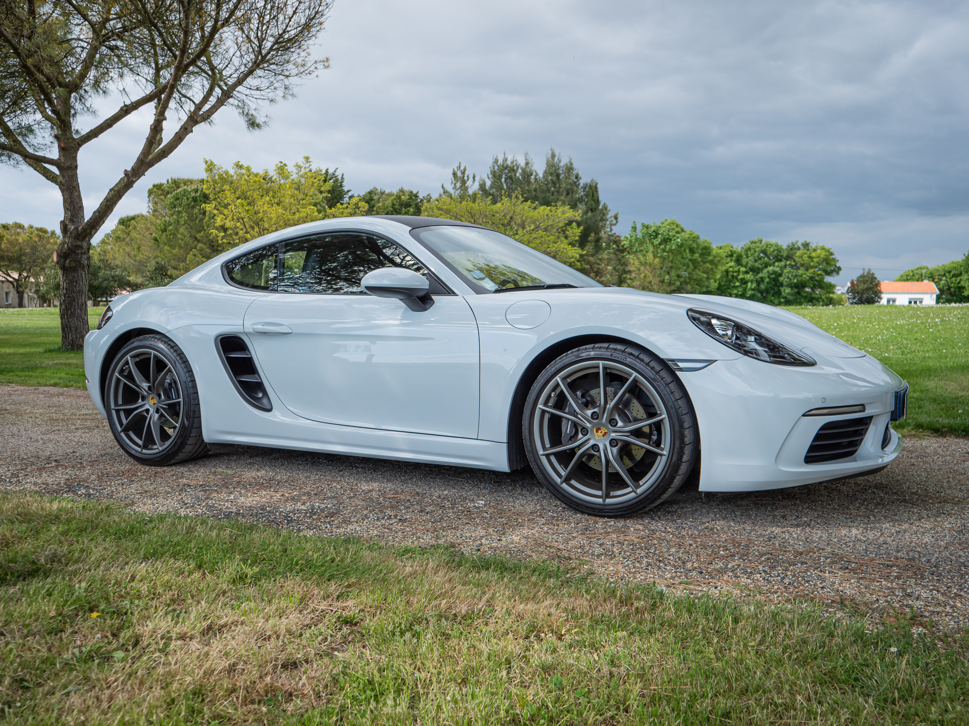Vue latérale avec jantes sportives – PORSCHE – 718 CAYMAN – 2017 – Blanc Métallisé – 300 ch – Flat 4 Turbo – 28 900 km – Transmission : Sequentielle – Origine France – Privaty Cars – Sélection de véhicules PORSCHE disponibles près de Poitiers