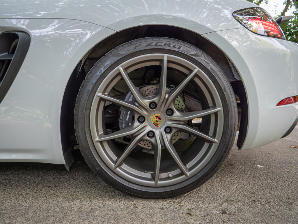 Jantes – PORSCHE – 718 CAYMAN – 2017 – Blanc Métallisé – 300 ch – Flat 4 Turbo – 28 900 km – Transmission : Sequentielle – Origine France – Privaty Cars – Rachat cash de voitures PORSCHE à 2 heures de Paris en TGV