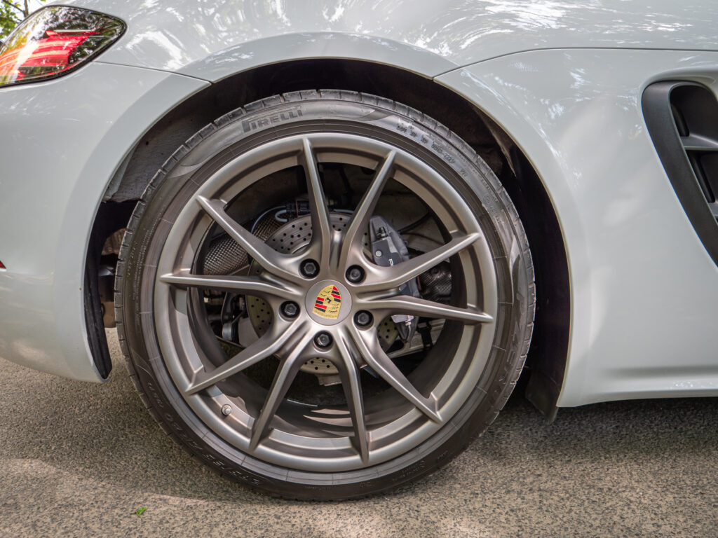 Jantes en alliage à plusieurs branches – PORSCHE – 718 CAYMAN – 2017 – Blanc Métallisé – 300 ch – Flat 4 Turbo – 28 900 km – Transmission : Sequentielle – Origine France – Privaty Cars – Expert des sportives d’occasion haut de gamme à La Rochelle