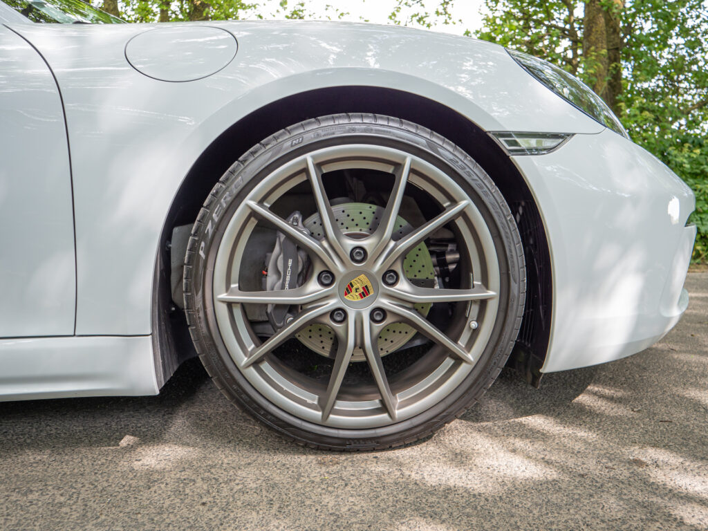 Jantes – PORSCHE – 718 CAYMAN – 2017 – Blanc Métallisé – 300 ch – Flat 4 Turbo – 28 900 km – Transmission : Sequentielle – Origine France – Privaty Cars – Sélection de véhicules PORSCHE disponibles proche de Nantes