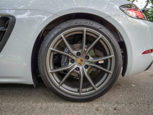 Jantes – PORSCHE – 718 CAYMAN – 2017 – Blanc Métallisé – 300 ch – Flat 4 Turbo – 28 900 km – Transmission : Sequentielle – Origine France – Privaty Cars – Rachat cash de voitures PORSCHE à 2 heures de Paris en TGV