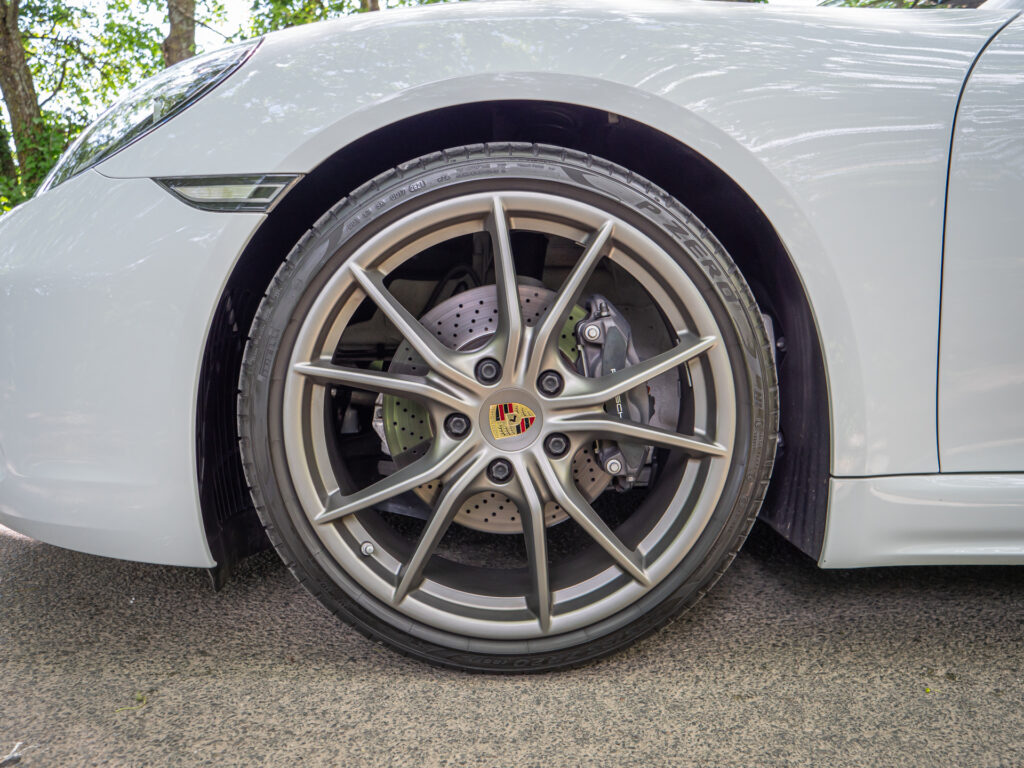 Jantes – PORSCHE – 718 CAYMAN – 2017 – Blanc Métallisé – 300 ch – Flat 4 Turbo – 28 900 km – Transmission : Sequentielle – Origine France – Privaty Cars – Reprise de voitures de sport et collection en Nouvelle-Aquitaine