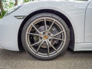 Jantes – PORSCHE – 718 CAYMAN – 2017 – Blanc Métallisé – 300 ch – Flat 4 Turbo – 28 900 km – Transmission : Sequentielle – Origine France – Privaty Cars – Reprise de voitures de sport et collection en Nouvelle-Aquitaine