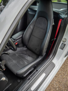 Sièges baquets en cuir – PORSCHE – 718 CAYMAN – 2017 – Blanc Métallisé – 300 ch – Flat 4 Turbo – 28 900 km – Transmission : Sequentielle – Origine France – Privaty Cars – Courtage automobile pour véhicules exclusifs en Charente-Maritime