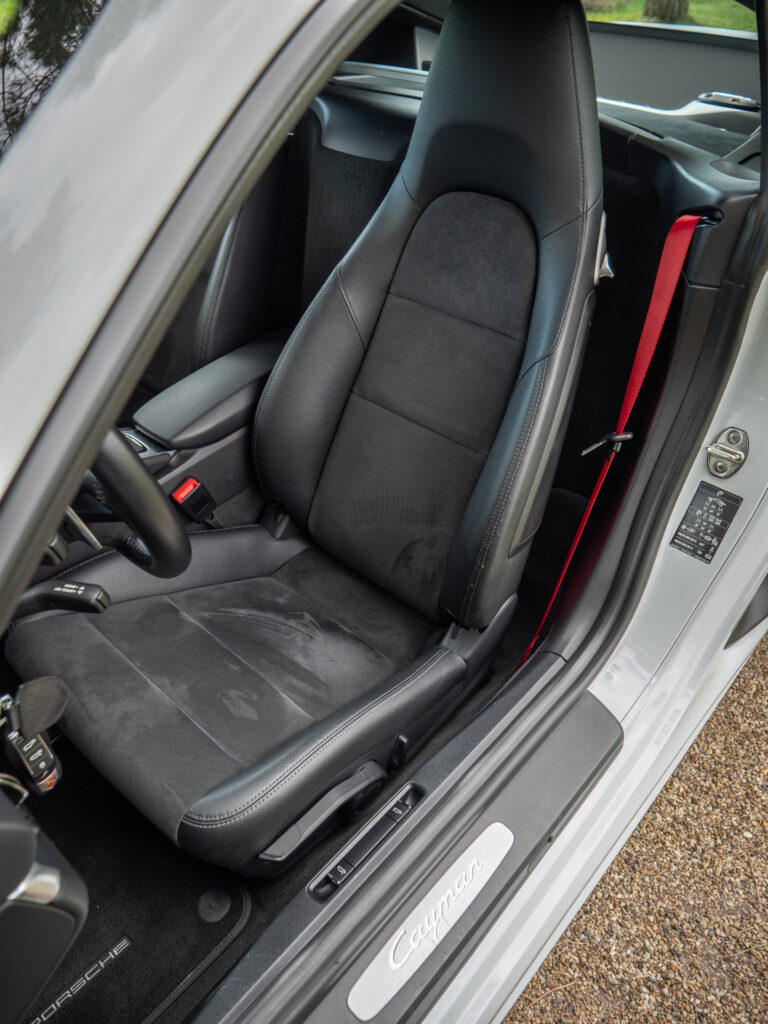 Sièges baquets en cuir – PORSCHE – 718 CAYMAN – 2017 – Blanc Métallisé – 300 ch – Flat 4 Turbo – 28 900 km – Transmission : Sequentielle – Origine France – Privaty Cars – Courtage automobile pour véhicules exclusifs en Charente-Maritime