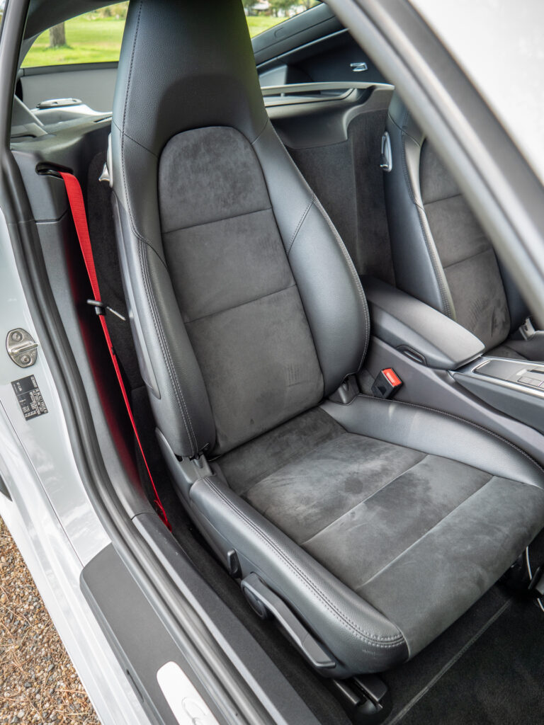 Sièges baquets en cuir – PORSCHE – 718 CAYMAN – 2017 – Blanc Métallisé – 300 ch – Flat 4 Turbo – 28 900 km – Transmission : Sequentielle – Origine France – Privaty Cars – Expert des voitures de prestige d’occasion en Nouvelle-Aquitaine